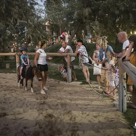 Aparthotel Cascadas Family