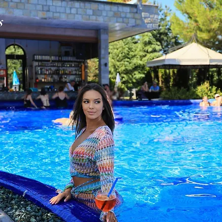 Cascadas Family מלון דירות 4*