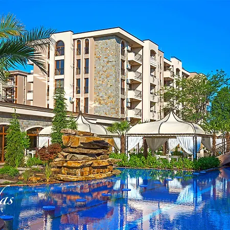 Cascadas Family Aparthotel 4*