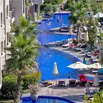Apartahotel Cascadas Family